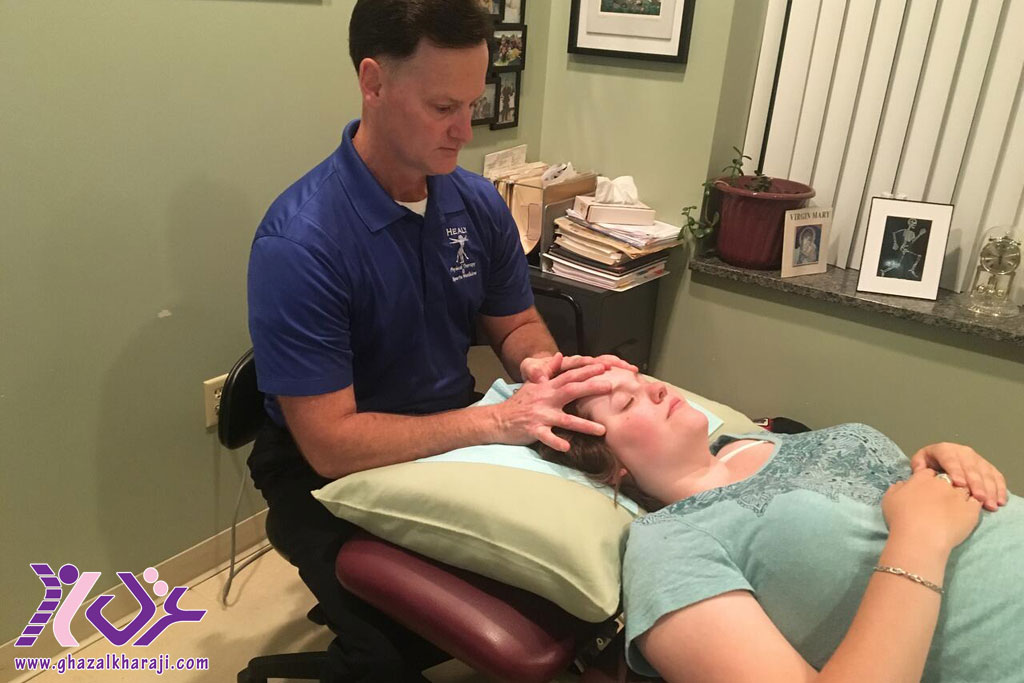 چگونه فیزیوتراپی می‌تواند به کاهش میگرن یا سردردهای تنشی کمک کند؟